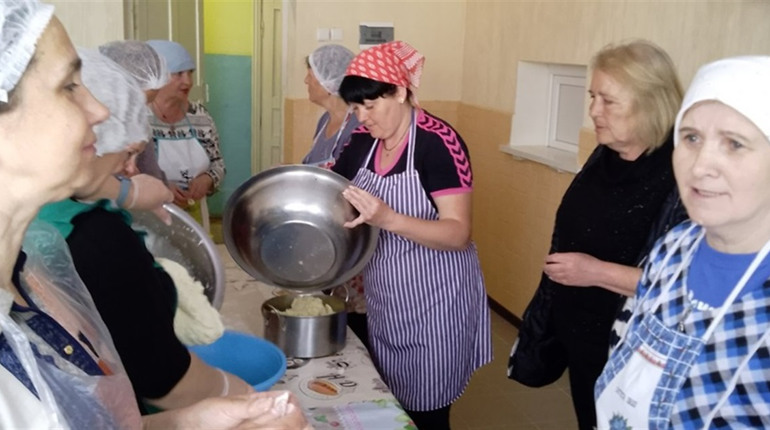 «Капець, які добрі, кажуть хлопці»: первомайчанки готують традиційну страву для військових