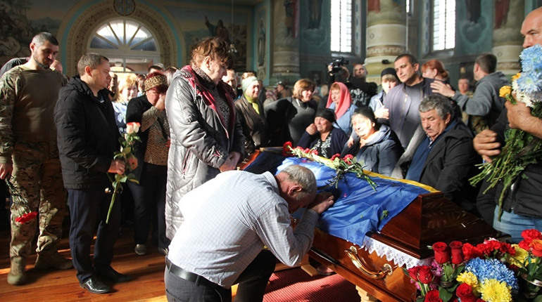 Громада Сміли прощалася із захисником Романом Дібрівкою