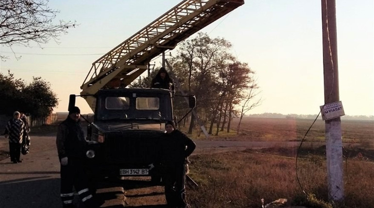 П’ятеро майорівців своїми силами відновили після буревію в селі лінії електромереж   