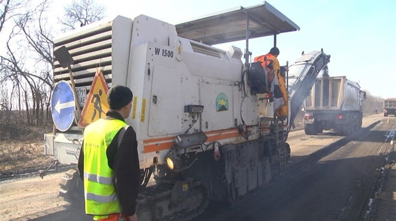 У Сватівському районі продовжують ремонтувати десятикілометрову ділянку дороги Сватове — Містки