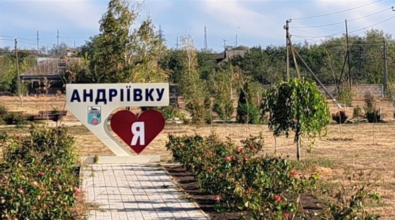 Мешканці прифронтової Андріївки у Волноваському районі розповіли чому не виїздять з села. Відео