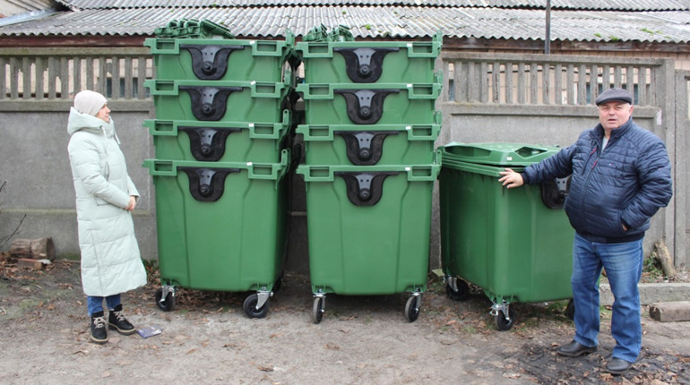 КП «Менакомунпослуга» оновлює матеріально-технічну базу: новий дровокіл і сміттєві контейнери