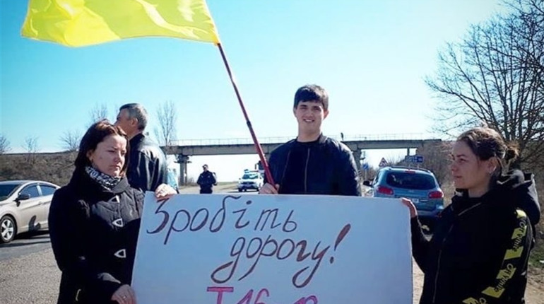 Дайджест новин за довгі вихідні: перекриття дороги, літаючі машини та великі черги до банкоматів