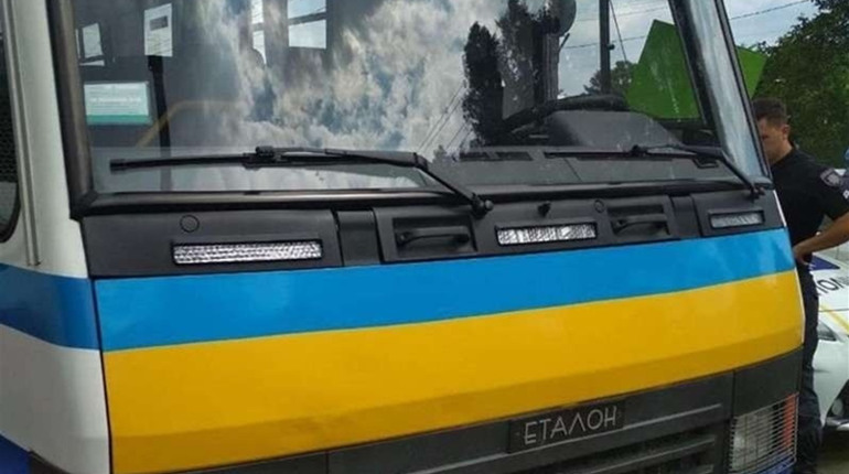 Водій рейсового автобуса збив дівчинку на пішохідному переході в Лужанах