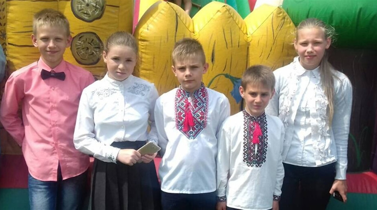 "Одного хлопчика залишили на сходах мого будинку". Мешканка Фастівщини виховує сімох прийомних дітей