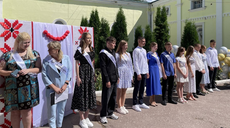 Випускники шкіл розбитого війною прикордоння Глухівщини отримали атестати на урочистій церемонії