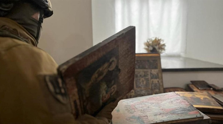 У Херсоні СБУ повернула почесному консулу Литви викрадені окупантами ікони