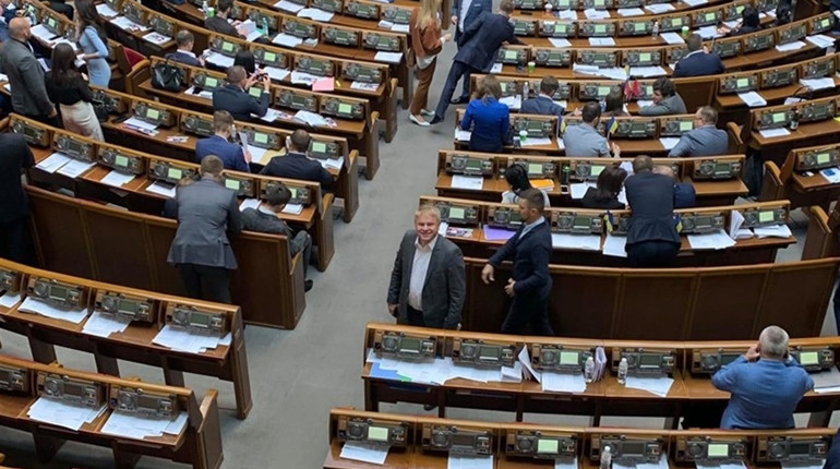 Перший місяць у Раді: що робив нардеп Віктор М'ялик у парламенті, в окрузі, кого взяв у помічники