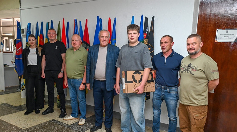 Для нових розробок на користь ЗСУ: Ярославу Радому передали сучасний ноутбук