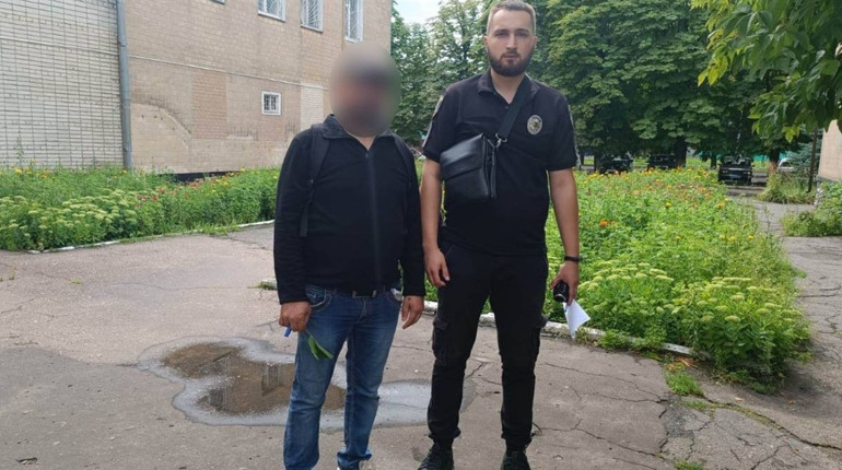 Чоловік у Шостці викрав у переселенки мобільний телефон