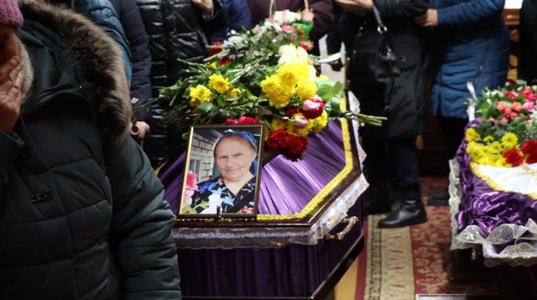 У п’ятницю в Глухові попрощалися з трьома загиблими переселенцями з села Суходіл