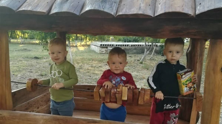 Приклад співпраці мешканців та влади: у Повстанському з'явилися нові клумби та обладнання майданчику