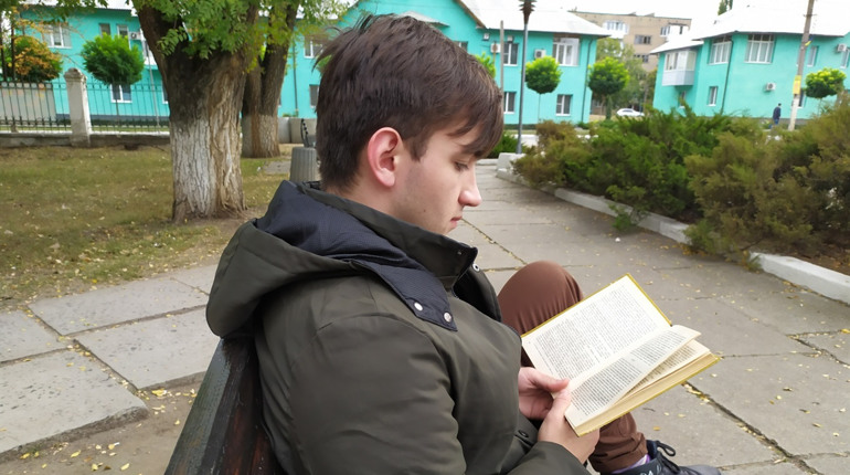 Поет з Курахового написав відверті вірші про війну