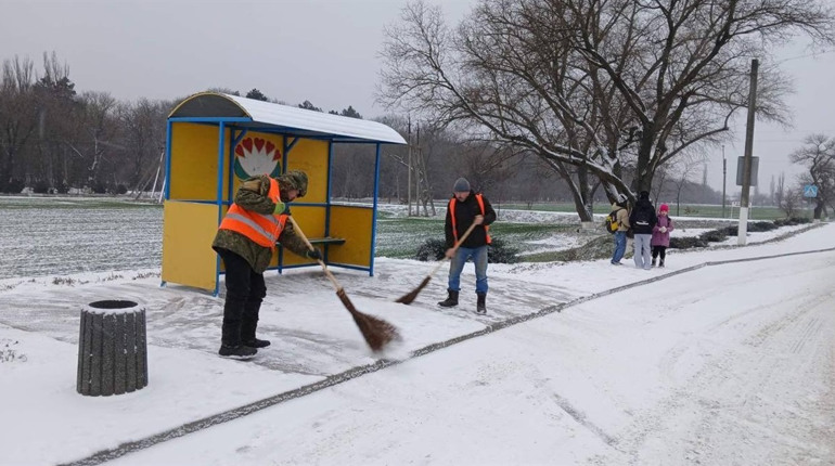 Снігопад у Біляївці: з 5-ї ранку комунальники та техніка розчищають місто