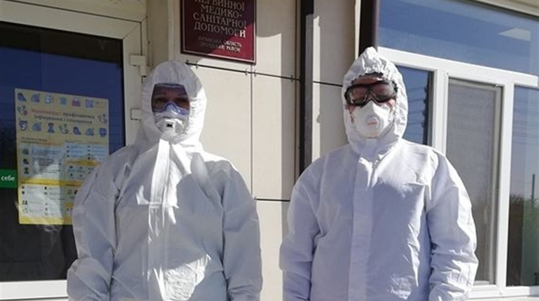 Як троїцькі медпрацівники роблять аналізи на коронавірусну інфекцію