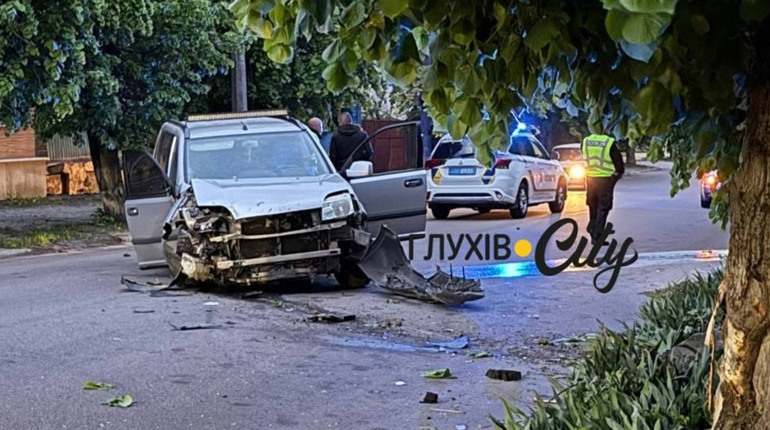 У Глухові ускладнено рух на одній із вулиць: водій допустив зіткнення з електроопорою