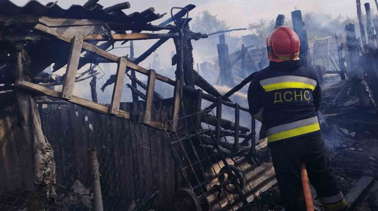В Ставах рятувальники гасили господарчу будівлю