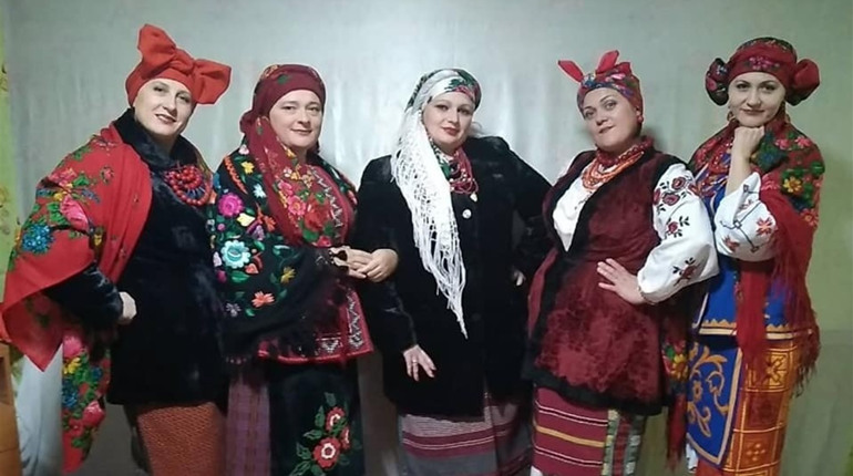 Уманчанки приєднались до флешмобу #УкраїнськаХустка