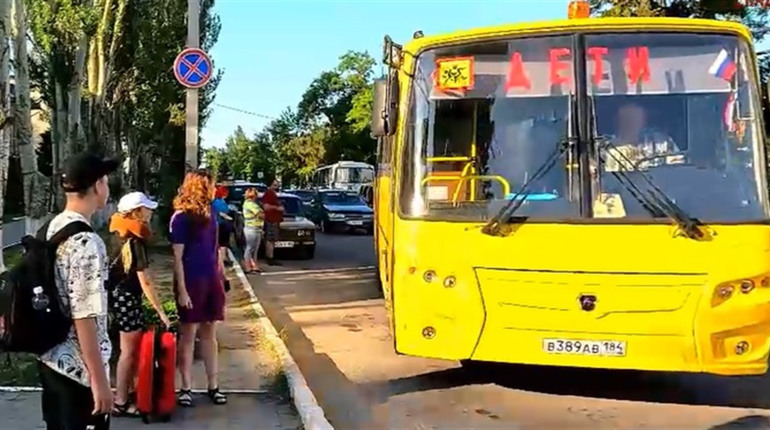 Окупанти під виглядом "відпочинку" планують вивезти 700 дітей зі Скадовська до РФ