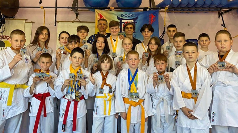 Глухівські каратисти перемогли в благодійному турнірі та задонатили на сітки для захисників