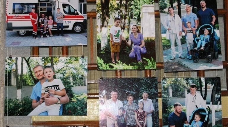 «Ті, що надихають»: херсонцям презентували благодійний фотопроєкт