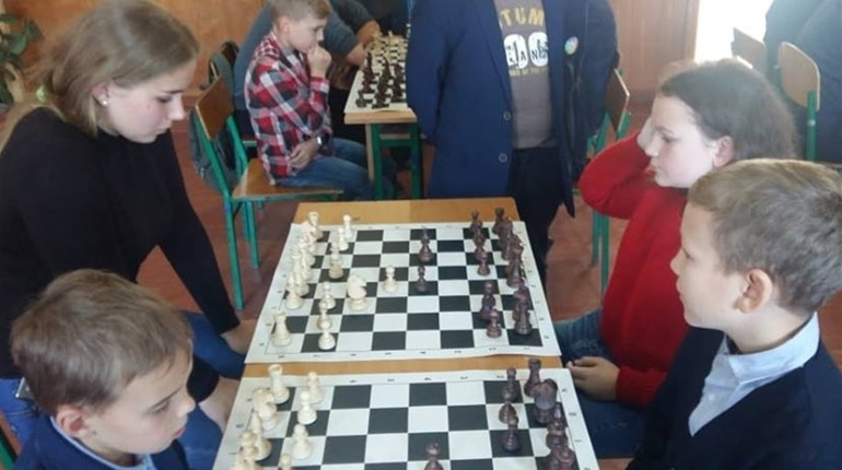 Учні школи №4 вибороли срібло обласної спартакіади з шахів