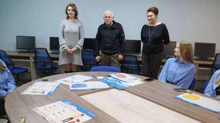 В Шосткинській гімназії завдяки підтримці Франції створять хімічну лабораторію "Я досліджую світ"