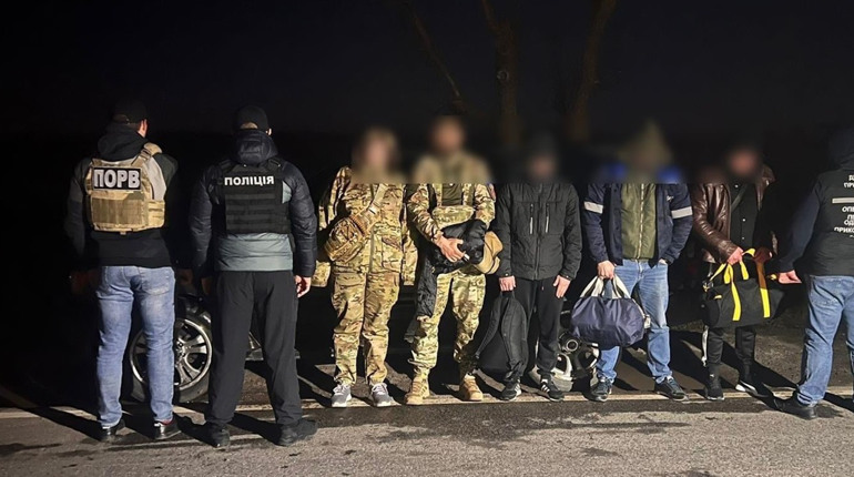 Маскувалися під військових: на Одещині затримали перевізників втікачів за кордон