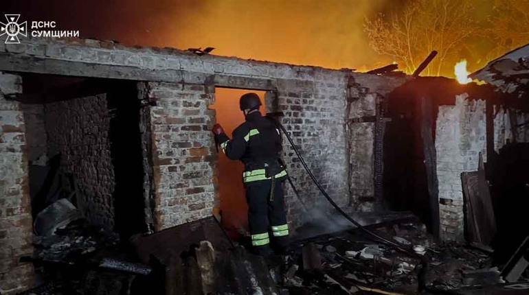 Росіяни вдарили ФПВ-дроном по житловому сектору селища Есмань. Там виникла пожежа