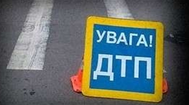 Двох людей на мотоциклі збила невідома автівка у Володимирці. Хлопці в лікарні