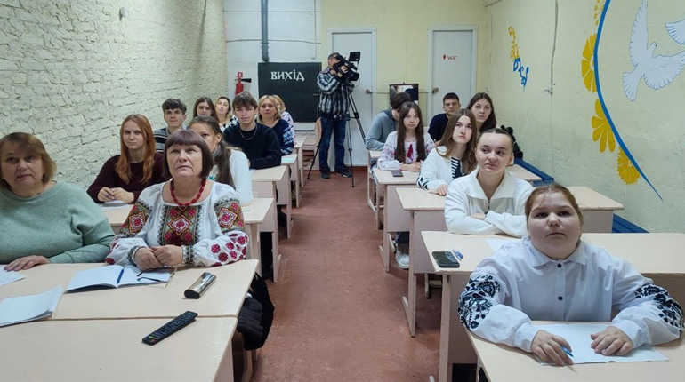 Як учні шосткинської школи долучились до флешмобу, який став символом любові до рідної мови