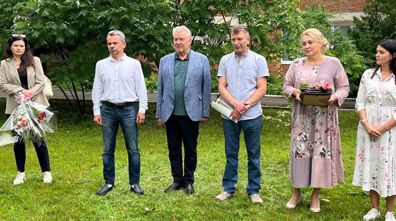 Квіти, грамоти та нове обладнання: у Шостці медиків привітали з їх професійним святом