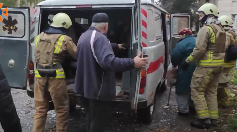 Рятувальники евакуювали жителів з пошкодженого обстрілами будинку в Білопіллі та надали їм допомогу