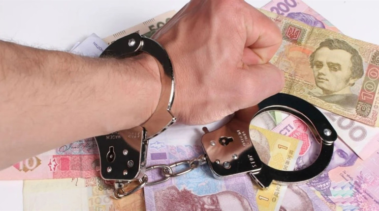У Великому Карабчієві з будинку викрали 35 тисяч гривень: підозрюваного вже встановлено