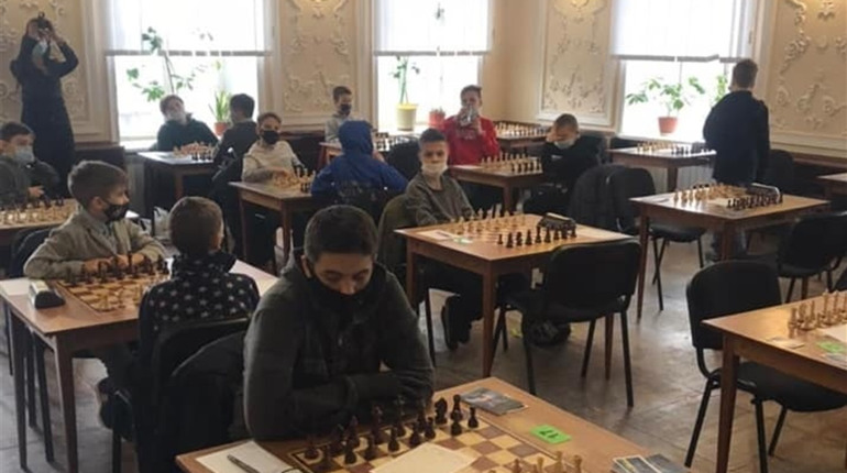 У Херсоні відкрився чемпіонат України з шахів, а заразом два місцевих чиновники побігли марафон
