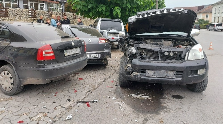 Одразу чотири автомобілі стали учасниками ДТП на стоянці 