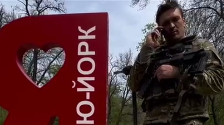 В селі Нью-Йорк під Торецьком побував Олександр Усік: боксерперечекав декілька обстрілів
