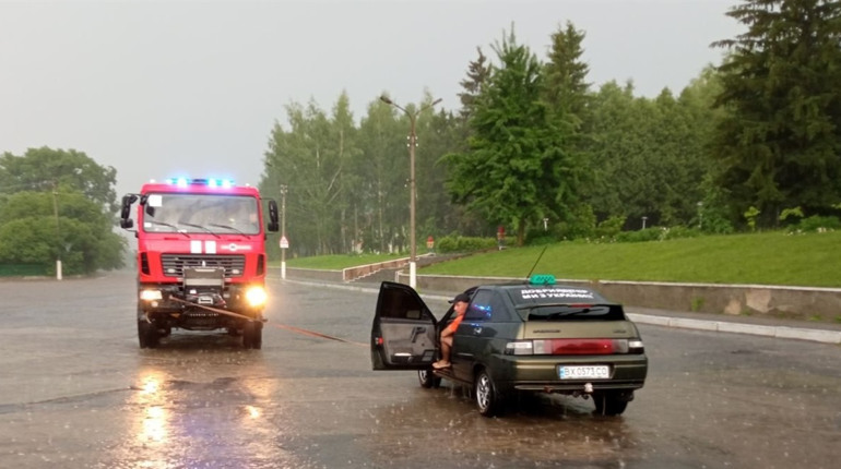 Водяна пастка для автомобіля та втрачена городина. Наслідки негоди на Городоччині