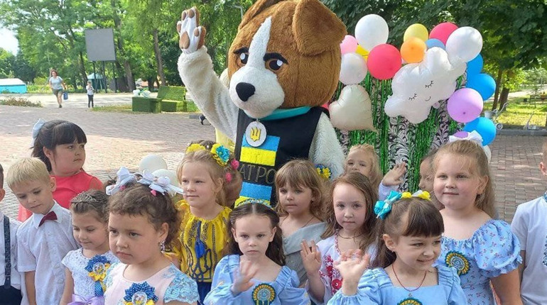 Прощання з садочком, час підготовки до школи: як у Дмитрівці пройшов випускний для дошкільнят