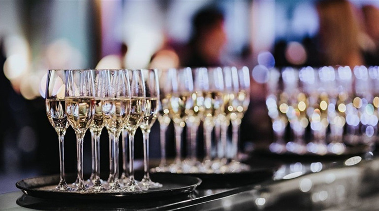 Як підібрати келихи під види напоїв для заходу