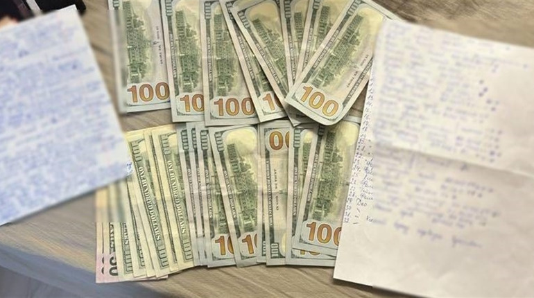 Прокуратура затримала поліцейських, які збирали хабарі з підприємців на 7-му кілометрі