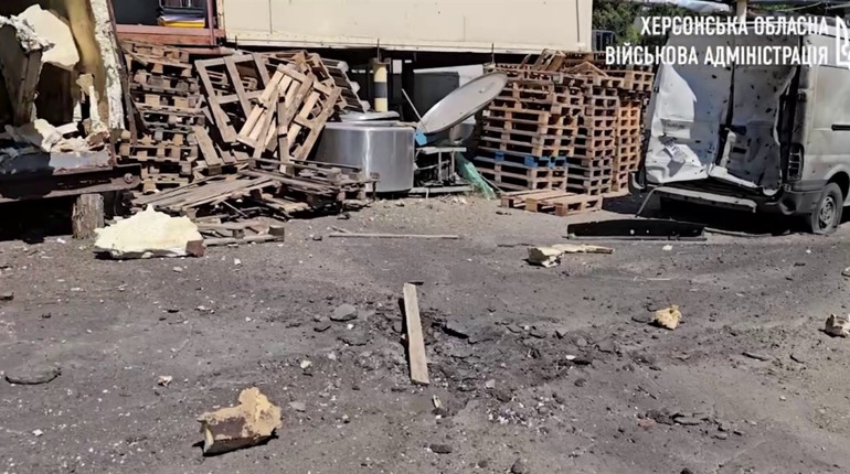 На Херсонщині російські терористи поцілили у житлові квартали, навчальний заклад, промисловий об’єкт