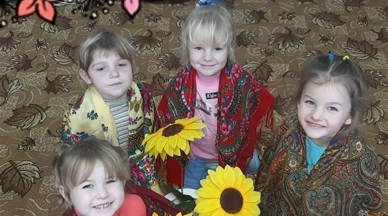 Фото калинівчанок у хустках заполонили соцмережі. А ви долучились до флешмобу?