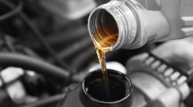 Практическое руководство по выбору моторных и трансмиссионных масел для грузовиков и спецтехники: допуски, интервалы замены, защита от подделок