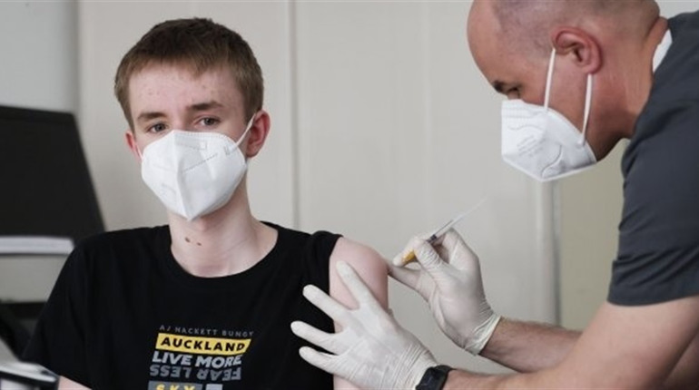 В Україні будуть вакцинувати проти коронавірусу дітей. Розповідаємо детально, за яких умов