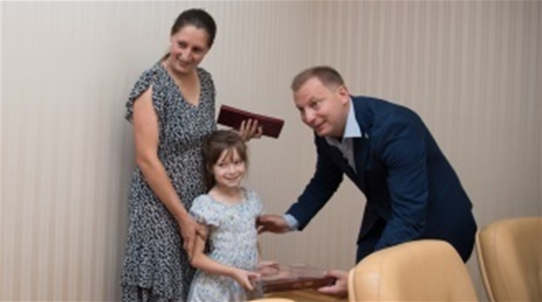 Напередодні Дня Незалежності жінка із  Кременеччини отримала звання "Мати-героїня"