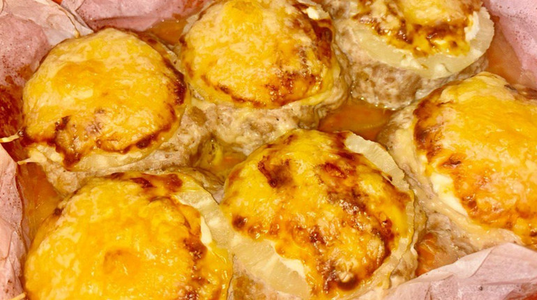 Рецепт дня: курячі гнізда з ананасом і сиром у духовці