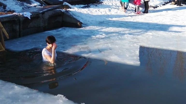 Як жителі Чортківщини на Водохреще пірнали: ТОП-7 фото та відео в Instagram