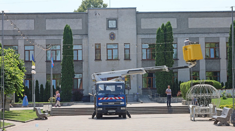 Жмеринка чепуриться до 30-річчя Конституції України та готується до загальноміського випускного балу