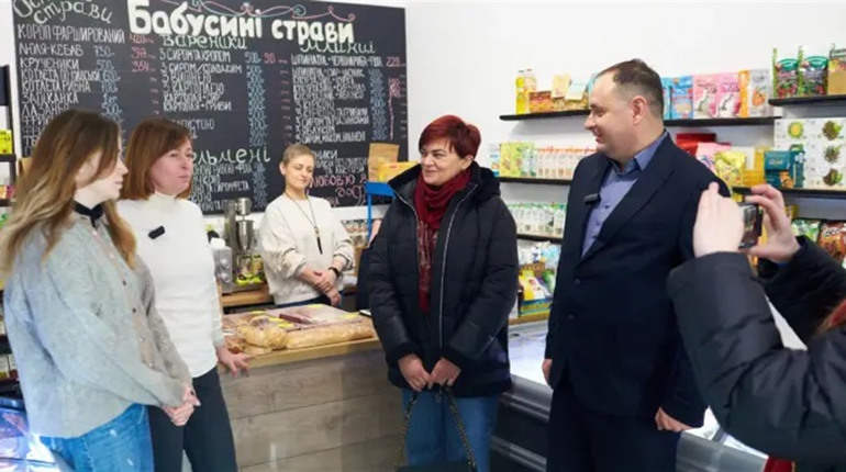 Історія успіху: переселенці з Херсонщини відкрили в Івано-Франківську магазин домашніх страв